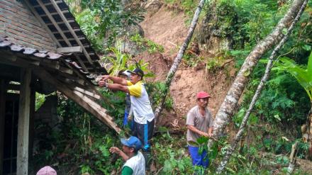 HUJAN DERAS AKIBATKAN LONGSOR